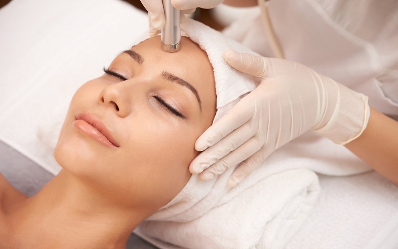 Young,Relaxed,Female,Having,Anti-wrinkle,Beauty,Procedure,On,Face